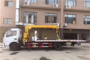 策勒附近汽车轮胎更换